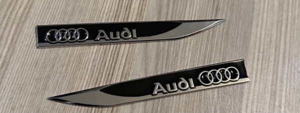 Logo 3D latéral BOMBE  audi noir